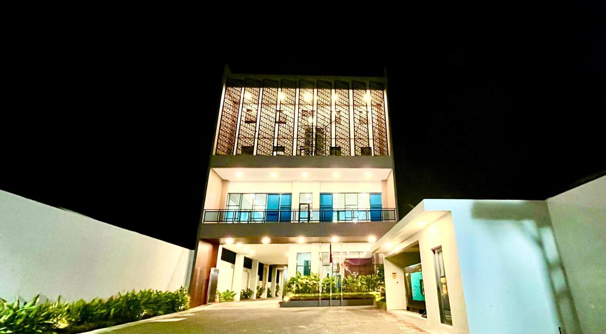 Front One Hotel Gombong Gombong  Luaran gambar